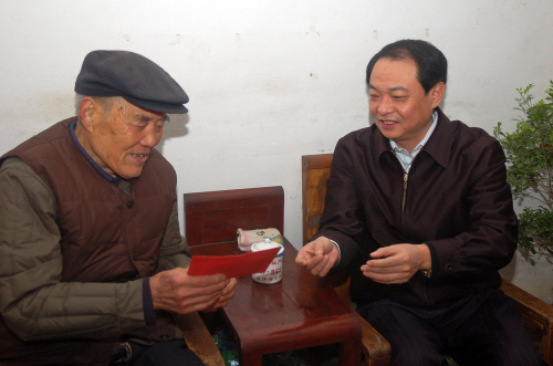 何炳荣慰问老干部,老党员及困难户