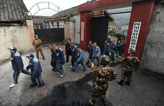 2010年2月26日,四川省眉山监狱最后一批服刑人员准备转移.cfp/cfp