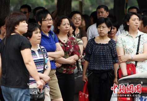 2010全国高考:考场外焦急等待的学生家长