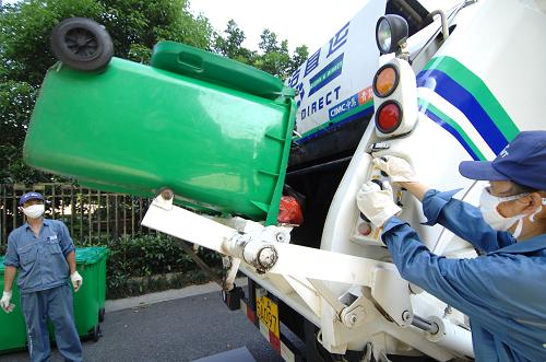 在杭州"清洁直运"试点之一的盛世钱塘小区使用垃圾清洁直运车回收垃圾
