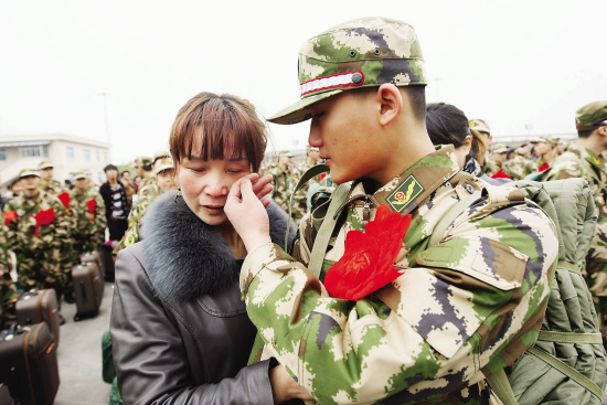 送别现场,一名女孩哭成泪人,挥手送别她的兵哥哥.