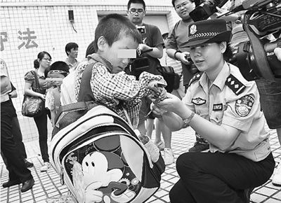 南湖分局民警为乞讨儿童赠送文具后,将乞讨儿童移交给他们的父亲