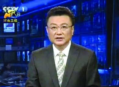 新闻联播主播王宁戴眼镜网友呼岁月不饶人