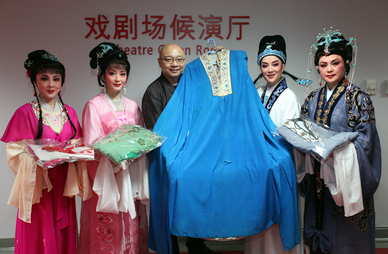 浙江小百花越剧团捐衣"爱心衣橱"