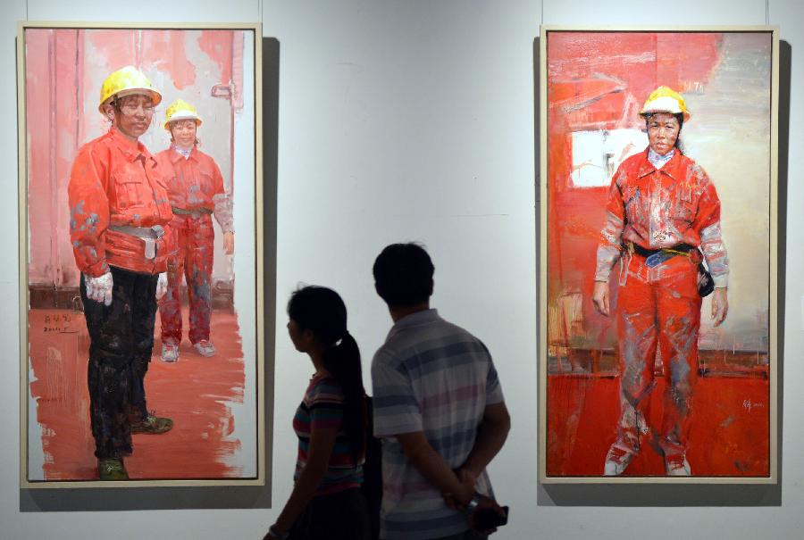 8月18日,参观者在浙江美术馆欣赏一组油画作品《船厂工人》.
