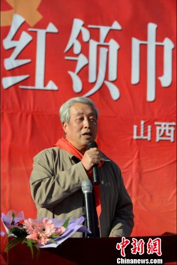 为了让学生了解佩戴红领巾的意义,《集结号》主角谷子地的原型王艾甫
