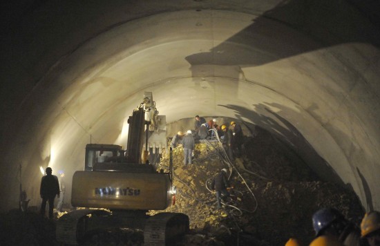 自治区卓资县集包线新旗下营铁路隧道塌方事故抢险救援现场了解到