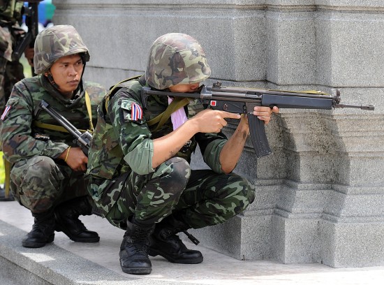 泰国红衫军投降 政府军控制曼谷局势