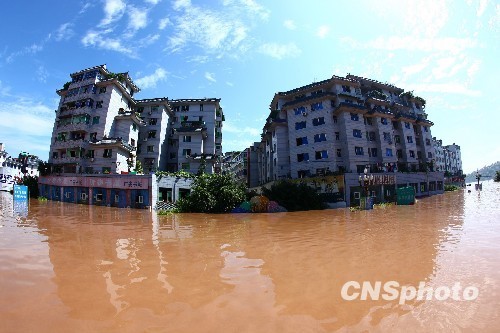 四川广安某中学700多人被洪水围困30小时