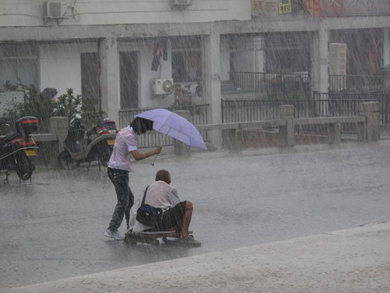 雨水打湿衣服的图片图片