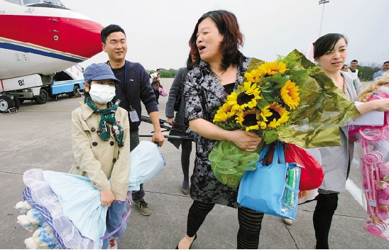 4月6日,台州市民罗雪华携康复的养女小陆陆从广州乘机回到台州.