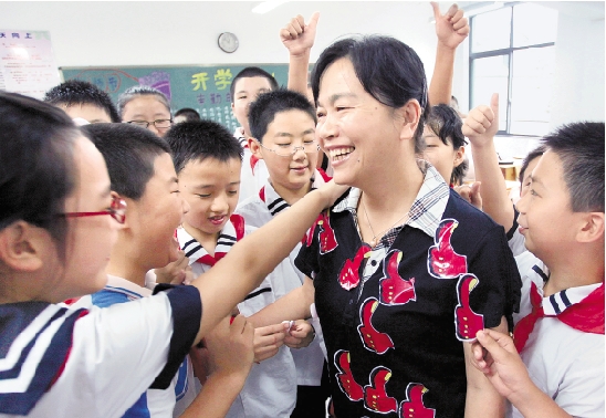 9月10日,宁波海曙区镇明中心小学老师殷翠香收到学生的一份特殊礼物